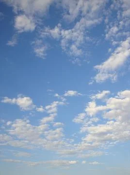 Vertical shot of cloud patterns across a blue sky - great for background Stockfoto's