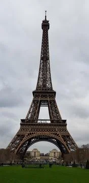 Vertical shot of the Eifel Tower in Paris Foto stock