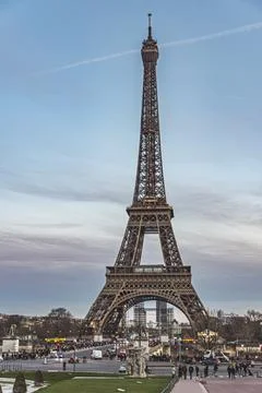 Vertical shot of the Eiffel tower on background of the scenic sky Foto stock