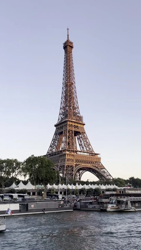 Vertical shot of the Eiffel Tower with boats on the river Seine in Paris, France Video stock 218383076