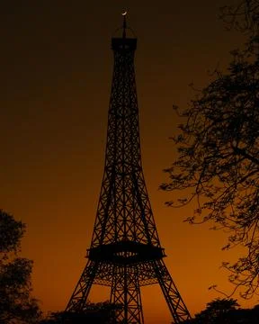 Vertical shot of the Eiffel Tower on a dramatic sunset in Paris, France Foto stock