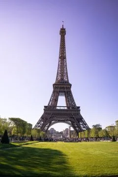A vertical shot of the Eiffel Tower with the green field in front of it and l Stock-Fotos