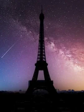 Vertical shot of the Eiffel Tower in Paris France under a galaxy starry sky Foto stock