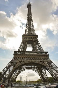 Vertical shot of the Eiffel Tower in Paris, France with cars in the foregroun Stockfoto's