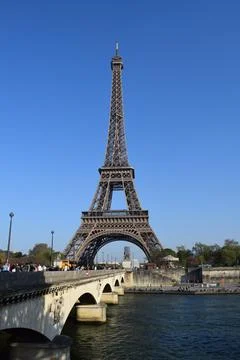Vertical shot of the Eiffel Tower in Paris, France under a clear blue sky Photos