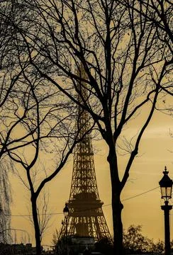 Vertical shot of the Eiffel Tower in Paris, France under a sunset sky 스톡 사진