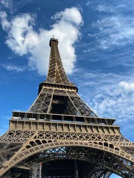 Vertical shot of the Eiffel Tower in Paris, France 스톡 사진