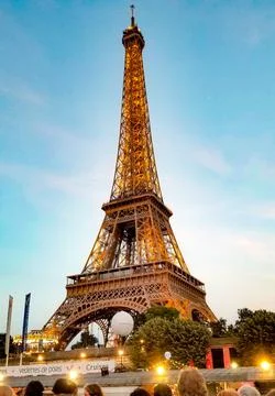 Vertical shot of The Eiffel Tower in Paris France against a blue sky Foto stock