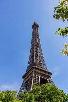 Vertical shot of the Eiffel Tower in Paris, France Stock-Fotos