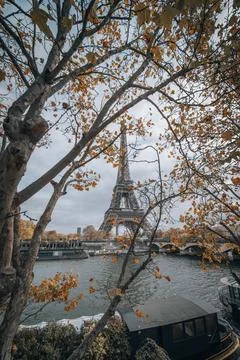 A vertical shot of the Eiffel Tower in Paris, France Foto stock