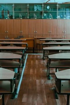 Vertical shot in an empty classroom full of desks Foto stock