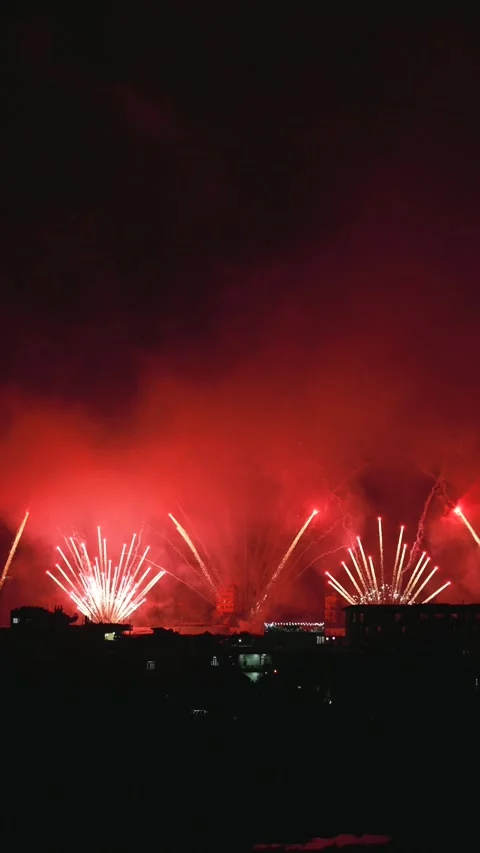 Vertical shot of Firework fan shape mines Launching Into the Night Sky 스톡 동영상 343328305