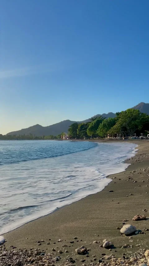 Vertical shot of gentle ocean waves washing on beach in Bali 库存影片 343511757