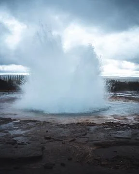 Vertical shot of the Great Geysir exploding in Iceland Stockfoto's