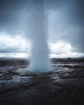 Vertical shot of the Great Geysir exploding in Iceland Foto stock