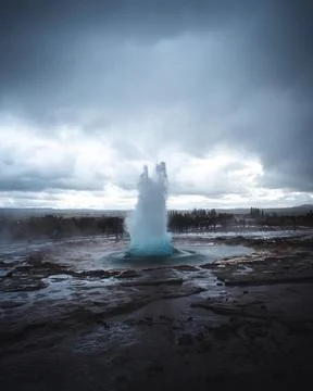 Vertical shot of the Great Geysir exploding in Iceland Stockfoto's
