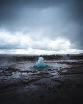 Vertical shot of the Great Geysir exploding in Iceland 库存照片