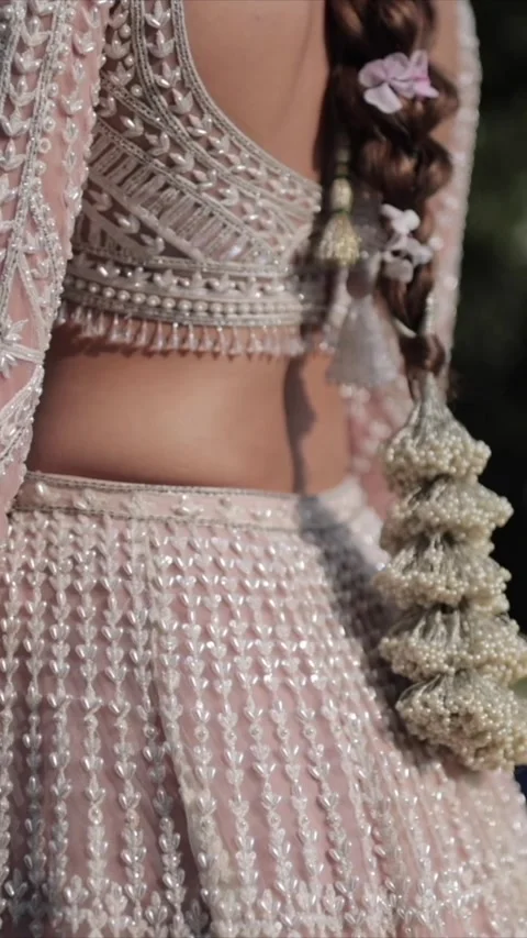 Vertical Shot of Indian Bride Posing During her wedding Reception Stockbeeldmateriaal 337541311