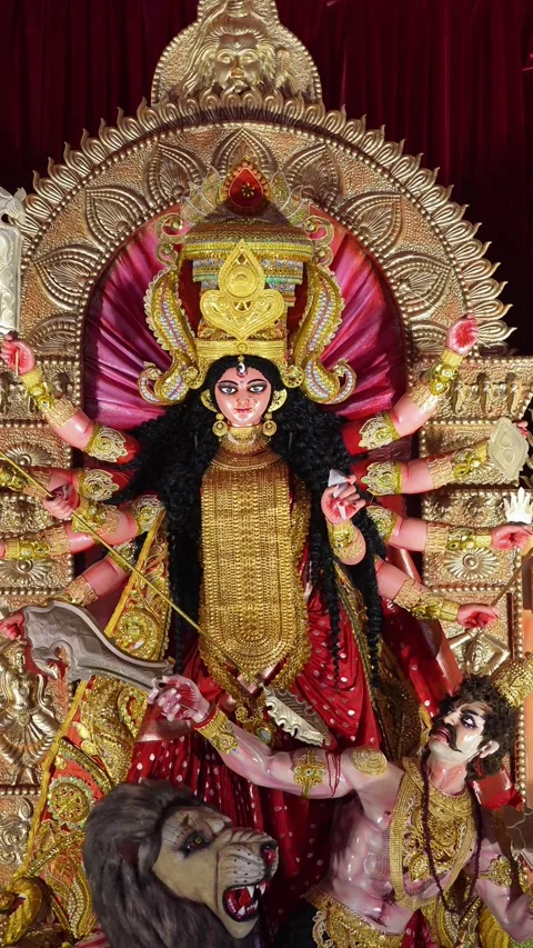 Vertical shot of Maa Durga idol in red saree with golden crown and ornate a.. 库存影片 346729872