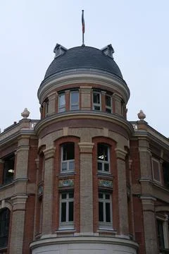 Vertical shot of an old landmark with brick wall and glass windows in Paris, Fra Stockfoto's