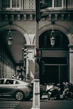 Vertical shot of Paris Champs-Elysees traffic with a red light on the crossing i Foto stock