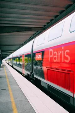 Vertical shot of the Paris train in the train station Foto stock