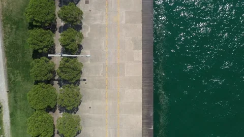 Vertical shot of seafront Vídeo Stock 139760139
