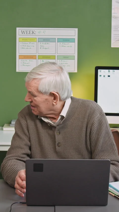 Vertical Shot of Senior Man Chatting in Computer Literacy Class Stock Footage 333709461