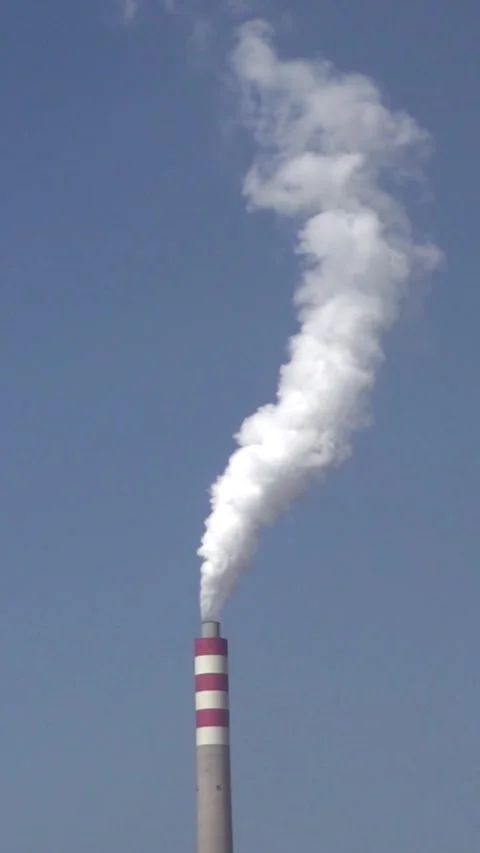 Vertical shot of smoke from a chimney Vídeo Stock 329470021