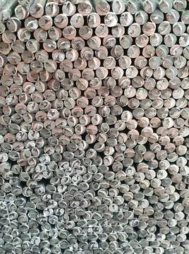 Vertical shot of a stack of round steel metal bars Stock-Fotos