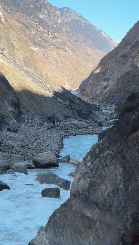 Vertical shot of the Tiger Leaping Gorge and Jinsha River in Yunnan China wi Stock-Footage 325484261