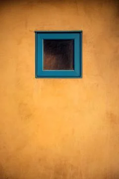 Vertical shot of a tiny blue window on a wooden door Foto stock