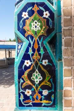 A vertical shot of  traditional ceramic pattern decoration on a wall in Uzbek Foto stock