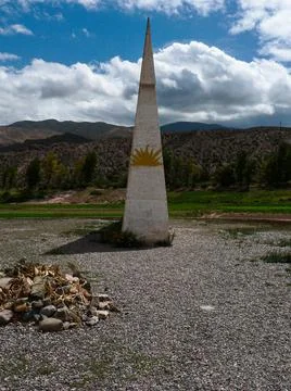 A vertical shot of a triangular memorial pillar named Reloj Solar on the back 스톡 사진