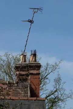 Vertical shot of two weathered chimney pots on an old brick chimney stack Foto stock
