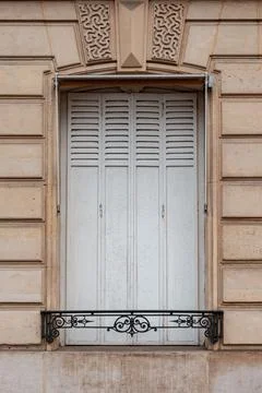 Vertical shot of typical windows in the daylight in Paris, France Stockfoto's