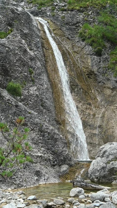 Vertical shot of a vertical waterfall Stock-Footage 260887547