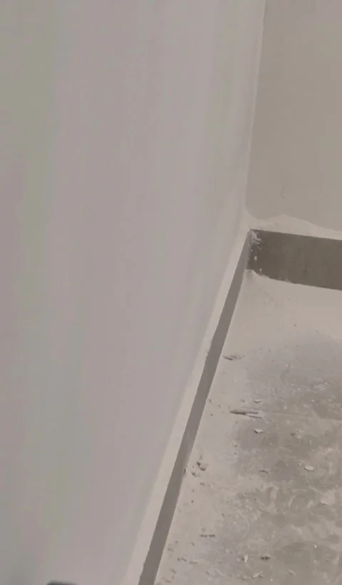 Vertical - Side view of drywall sander machine on wall 動画素材 343284648