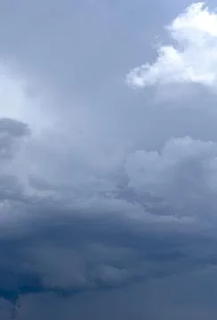Vertical sky view shows storm clouds with layered dramatic texture. Dark Foto stock