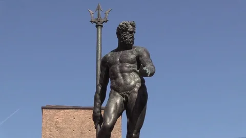 Vertical slide of Fountain of Neptune, Piazza Maggiore Bologna Italy Stock Footage 105240153