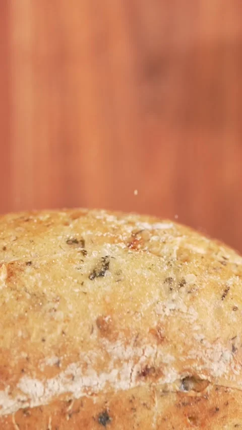 Vertical slow motion close-up of whole grain bun with spinach and herbs fal.. Vídeos de archivo 312169352