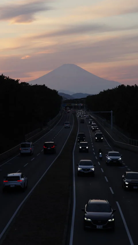Vertical slow motion evening sky over Mount Fuji in Japan Video stock 348200920