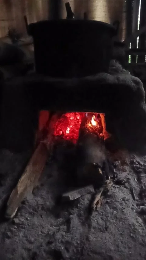 Vertical slow motion footage of a small fire from a traditional stove Stock-Footage 336933524