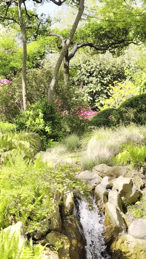 Vertical Slow Motion Garden Waterfall Rocks 4K HDR. 스톡 동영상 333627388