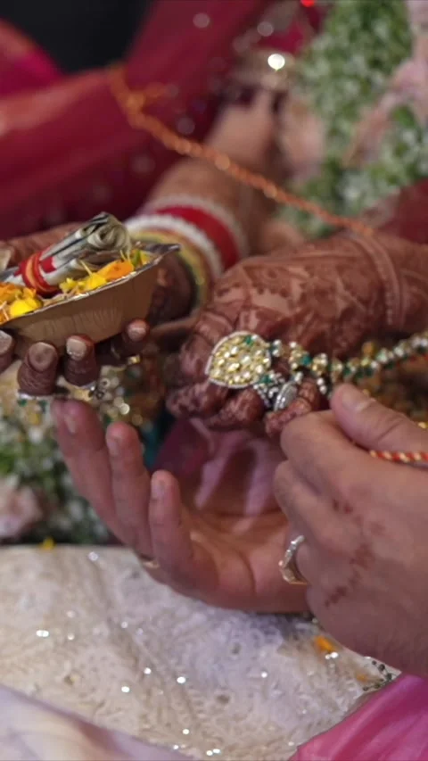 Vertical Slow Motion Shot of Indian Wedding Rituals Ceremony 스톡 동영상 331559680