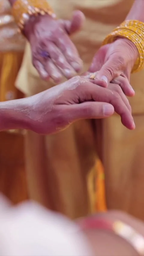 Vertical Slow Motion Shot of Indian Wedding Rituals Ceremony 库存影片 331559681