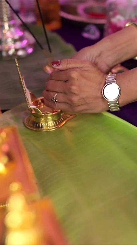 Vertical Slow Motion Shot of Indian Wedding Rituals Ceremony Vidéo 331560209