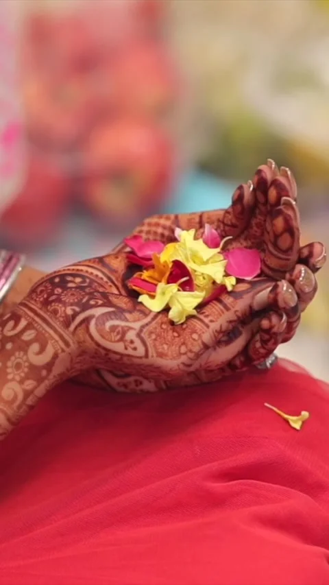 Vertical Slow Motion Shot of Indian Wedding Rituals Ceremony 스톡 동영상 331560271