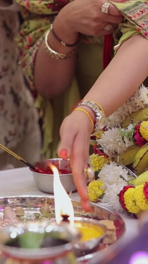 Vertical Slow Motion Shot of Indian Wedding Rituals Ceremony Vidéo 331560298