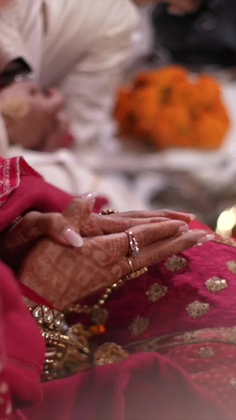 Vertical Slow Motion Shot of Indian Wedding Rituals Ceremony 库存影片 331560307